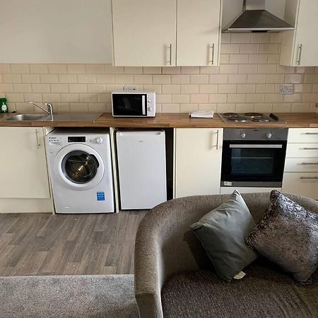 Fully Equipped Kitchen, Double Room Neath Ngoại thất bức ảnh