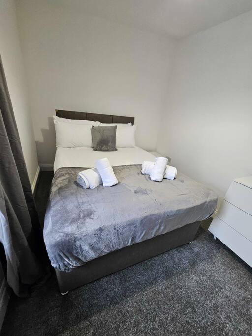 Fully Equipped Kitchen, Double Room Neath Ngoại thất bức ảnh