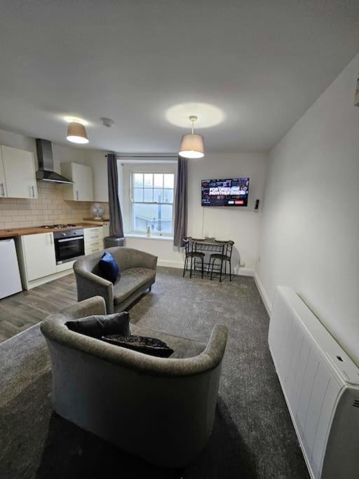 Fully Equipped Kitchen, Double Room Neath Ngoại thất bức ảnh